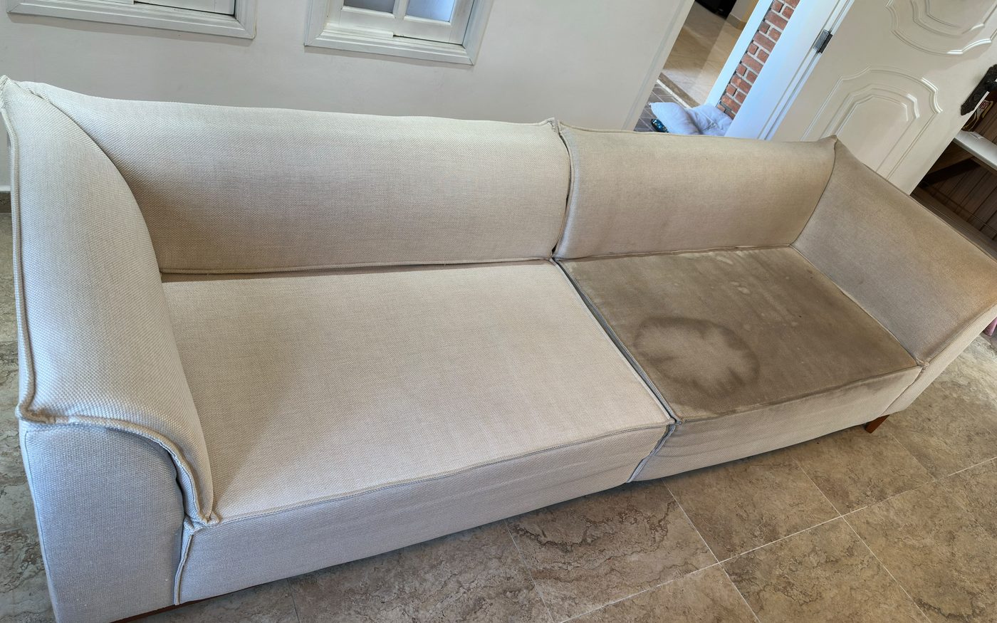 Sofá antes e depois da higienização Clean Plush